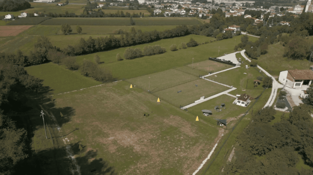 Veduta aerea dei campi recintati e dei vialetti del MJRS CAMP