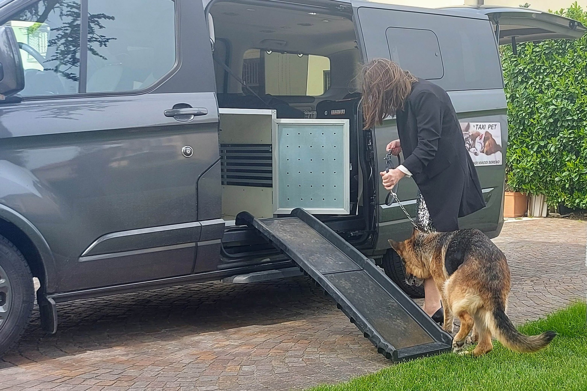 Francesca accompagna Otty alla pedana del van Taxi Pet MJRS CAMP